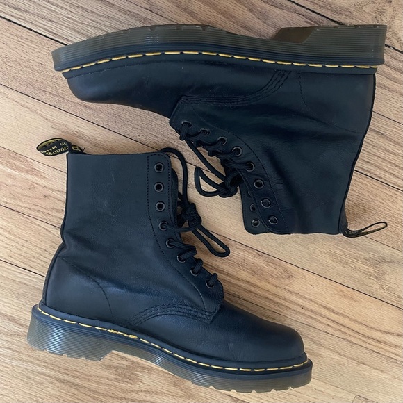 Dr. Martens Shoes - ✨NWOT✨Dr. Martens 1460 leather lace up size 9